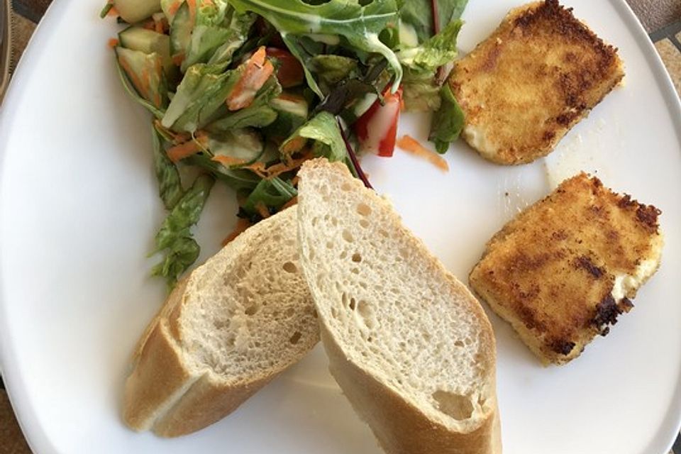 Gebackener Feta auf gemischtem Salat mit Honigdressing