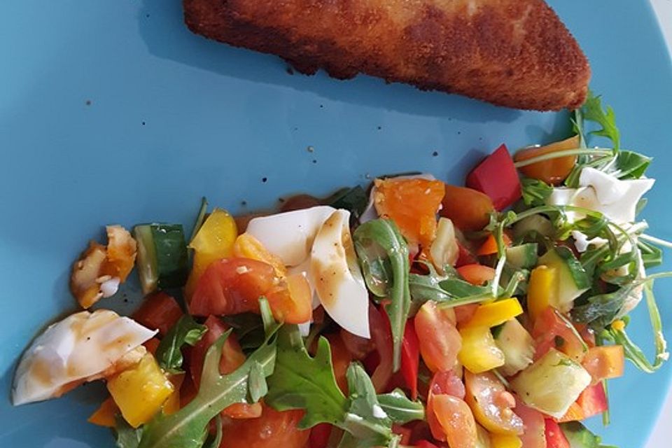 Gebackener Feta auf gemischtem Salat mit Honigdressing