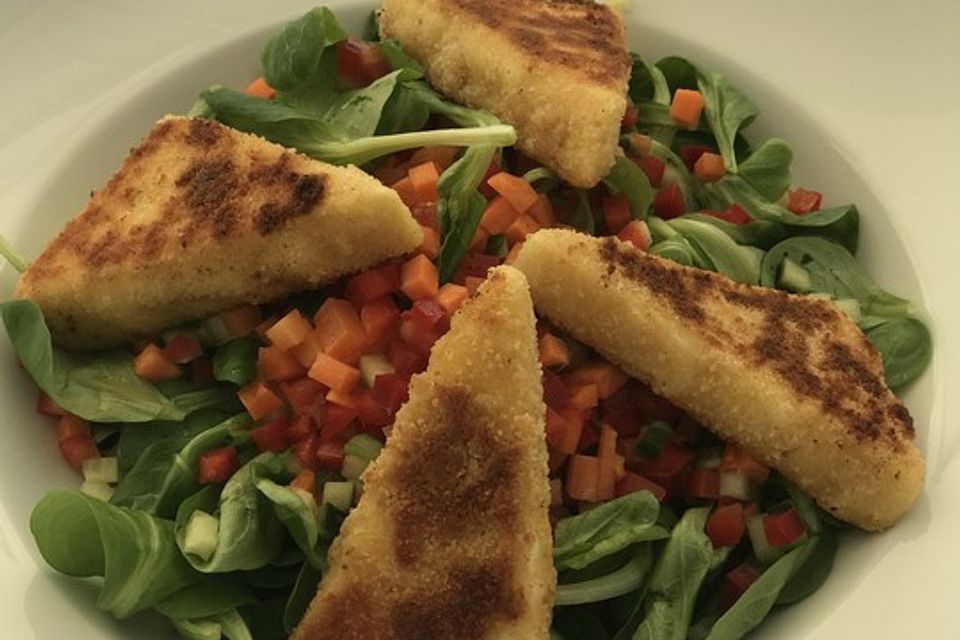 Gebackener Feta auf gemischtem Salat mit Honigdressing