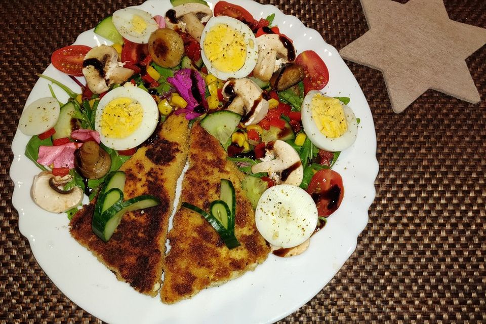 Gebackener Feta auf gemischtem Salat mit Honigdressing