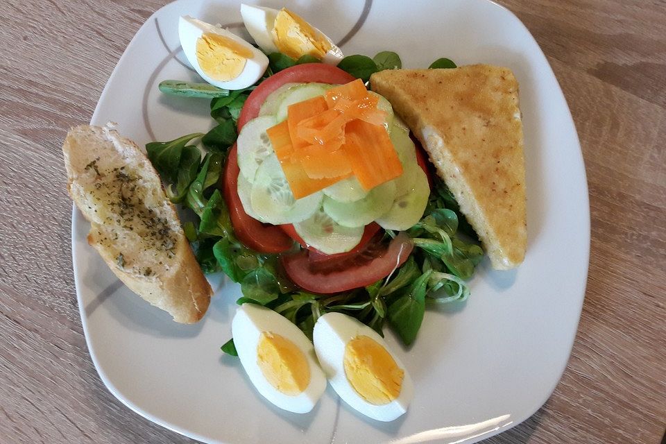 Gebackener Feta auf gemischtem Salat mit Honigdressing