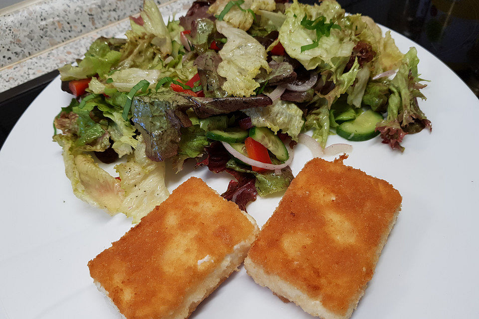 Gebackener Feta auf gemischtem Salat mit Honigdressing