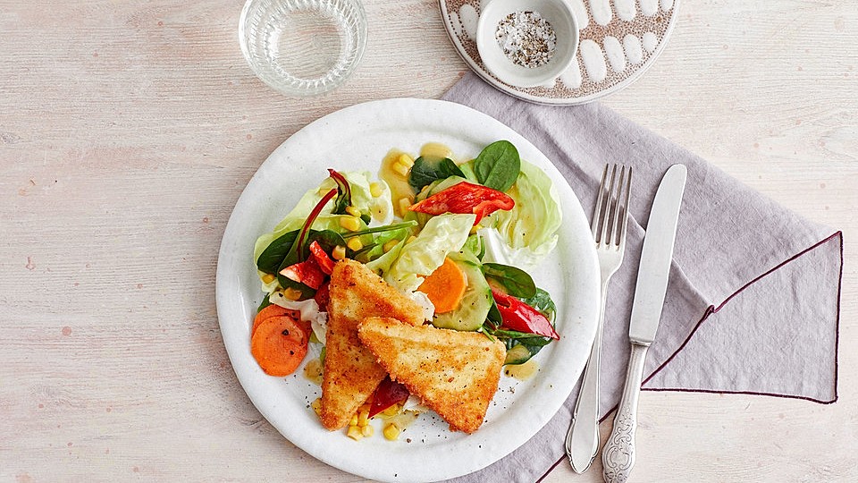Gebackener-Feta-auf-gemischtem-Salat-mit-Honigdressing