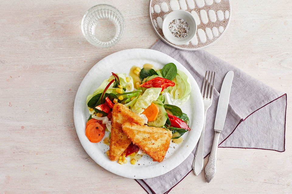 Gebackener Feta auf gemischtem Salat mit Honigdressing