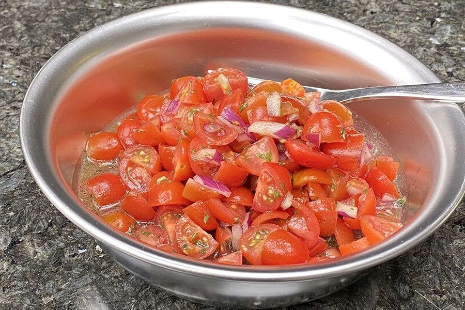 Fruchtiger Tomatensalat mit Ingwer, Petersilie, Zwiebel und Apfelessig