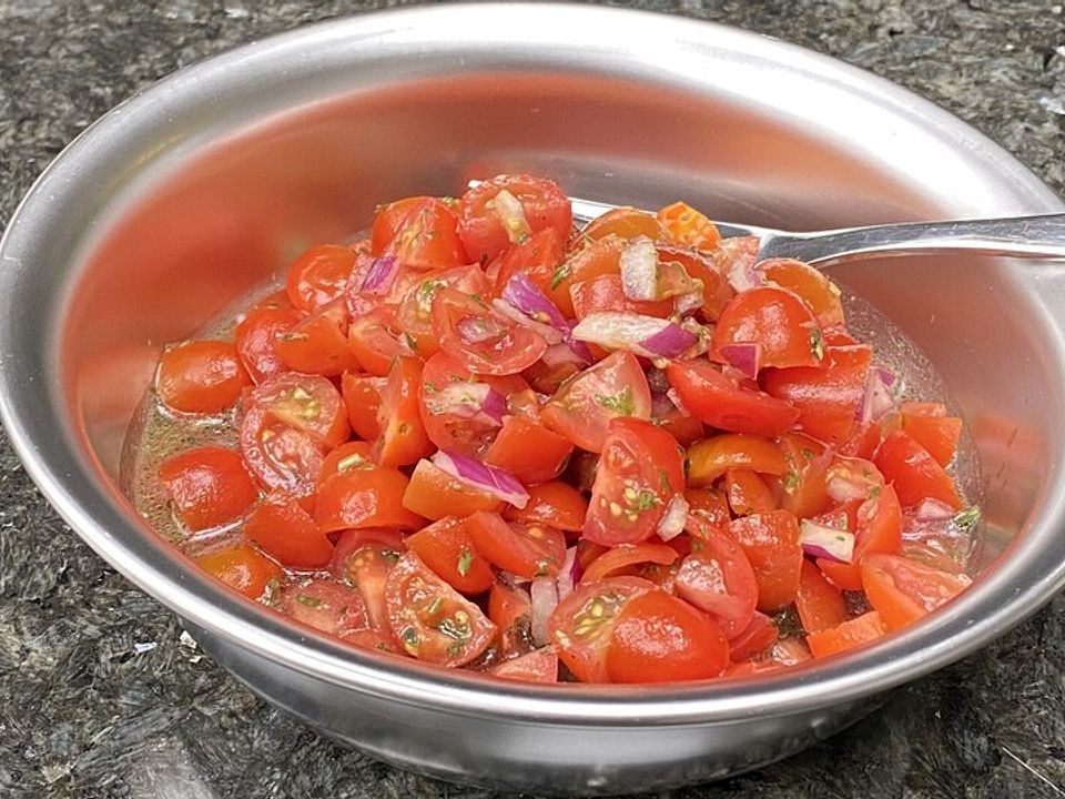 Fruchtiger Tomatensalat mit Ingwer, Petersilie, Zwiebel und Apfelessig ...