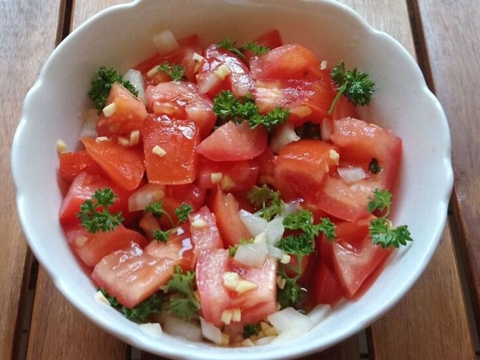 Fruchtiger Tomatensalat mit Ingwer, Petersilie, Zwiebel und Apfelessig ...