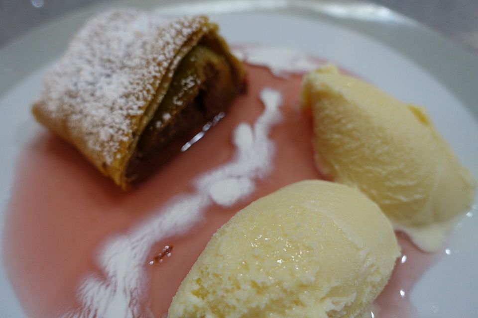 Feigenstrudel mit Cassissauce und Zimteis