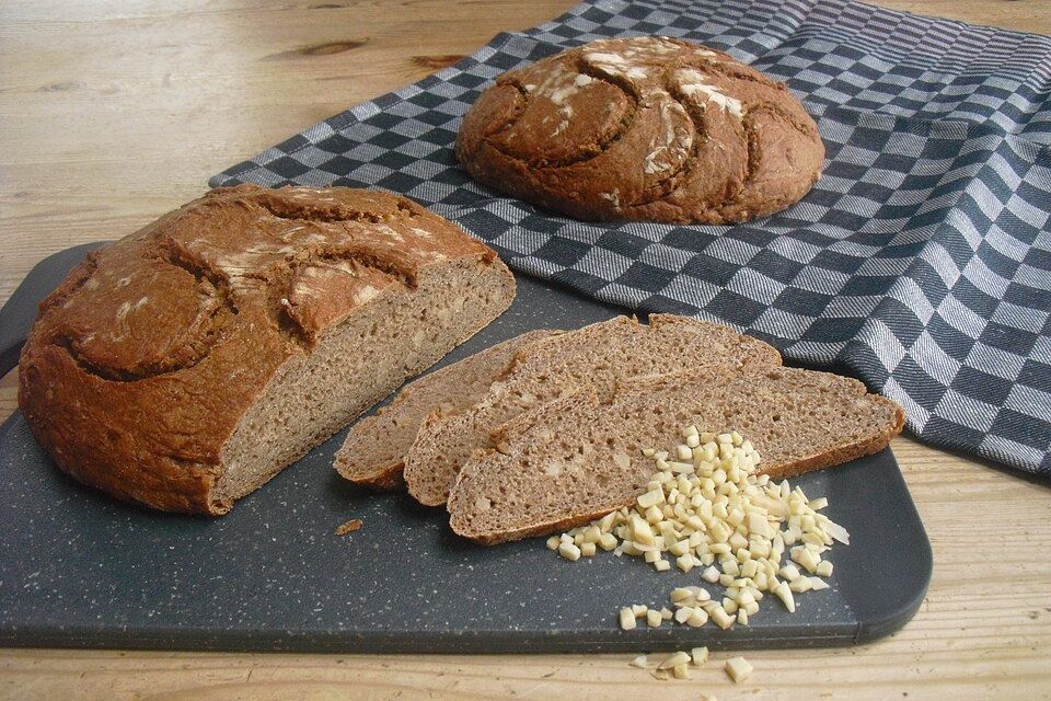 Dinkel-Weizen-Mandel-Brot