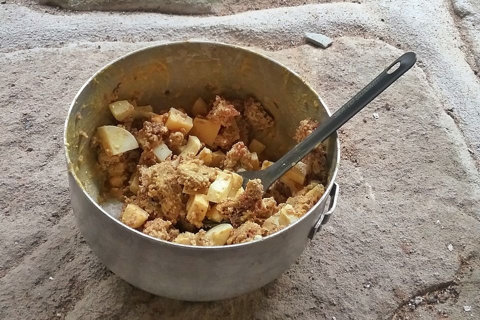 Eier-Brotsalat mit Senf-Vinaigrette