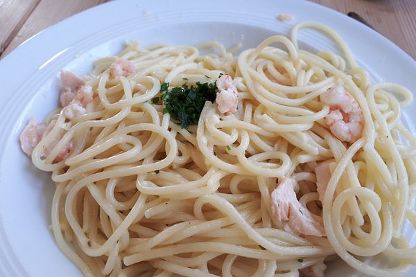 Spaghetti mit Lachs-Garnelen-Sahne-Sauce von leonidesi123 | Chefkoch