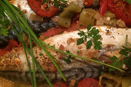 Rezeptbild zum Rezept Makrele aus dem Backofen mit Knoblauch und Gemüse