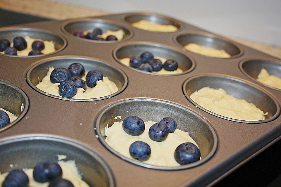 Eierlikörmuffins mit Heidelbeeren