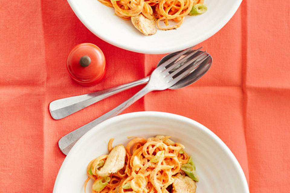 Karottenspaghetti mit Erdnusssauce und marinierter Hähnchenbrust