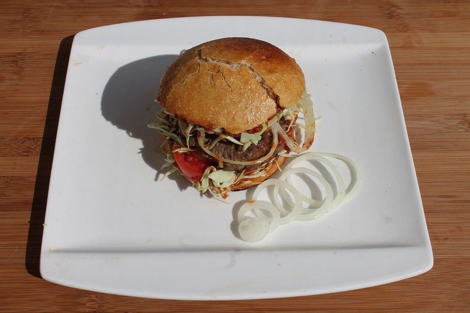 Burger mit Spitzkohl und BBQ-Sauce