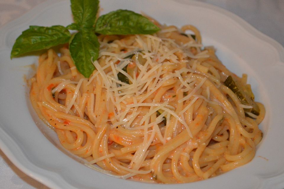 One Pot Pasta mit Zucchini, Tomaten und Parmesan