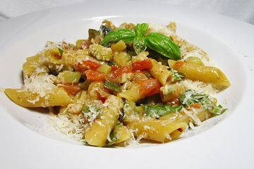 One Pot Pasta mit Zucchini, Tomaten und Parmesan