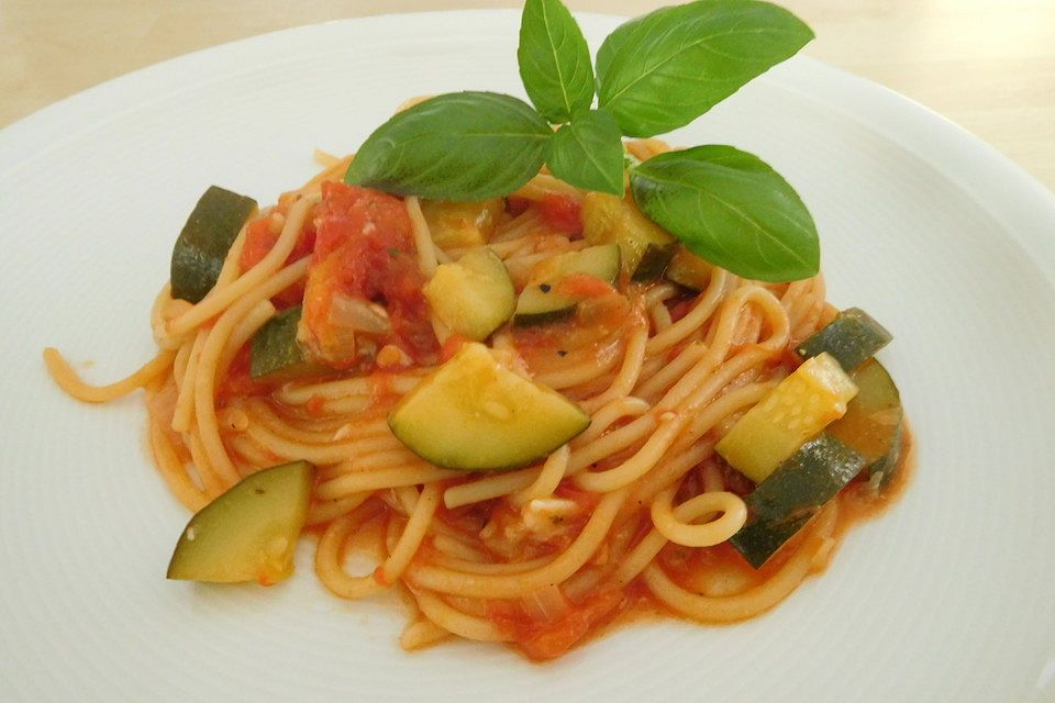 One Pot Pasta mit Zucchini, Tomaten und Parmesan