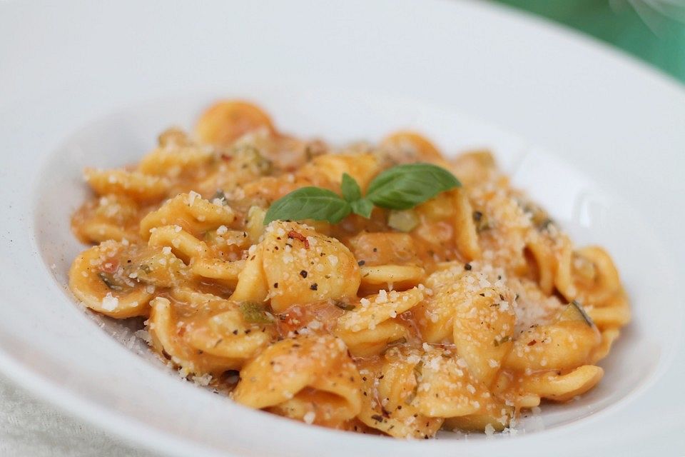 One Pot Pasta mit Zucchini, Tomaten und Parmesan