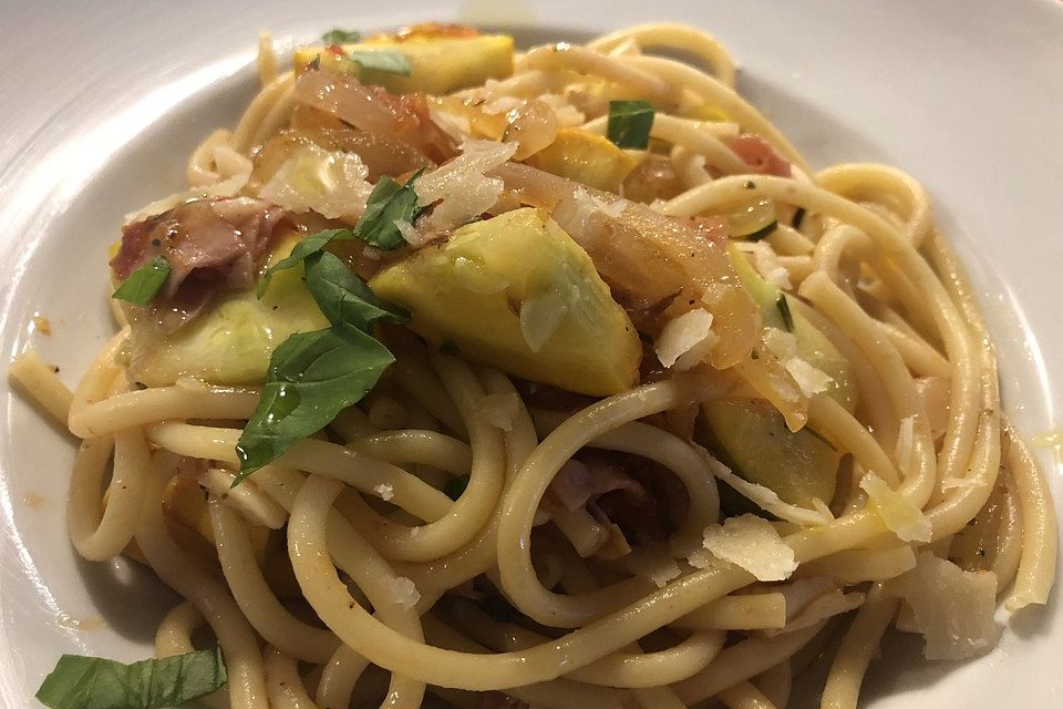 One Pot Pasta mit Zucchini, Tomaten und Parmesan