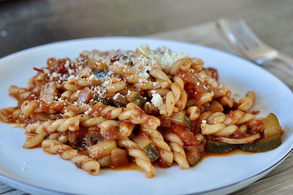 One Pot Pasta mit Zucchini, Tomaten und Parmesan