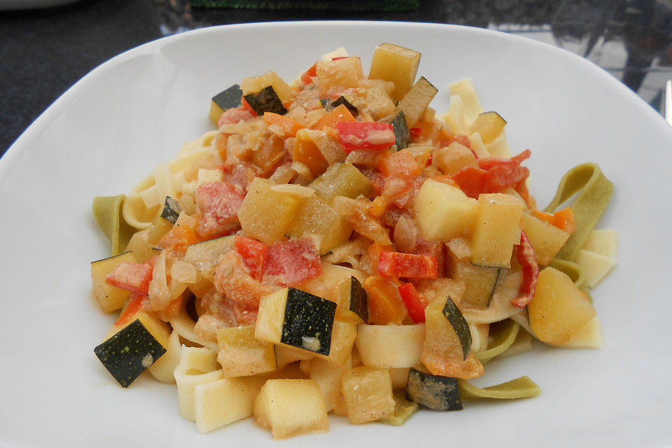 One Pot Pasta mit Zucchini, Tomaten und Parmesan