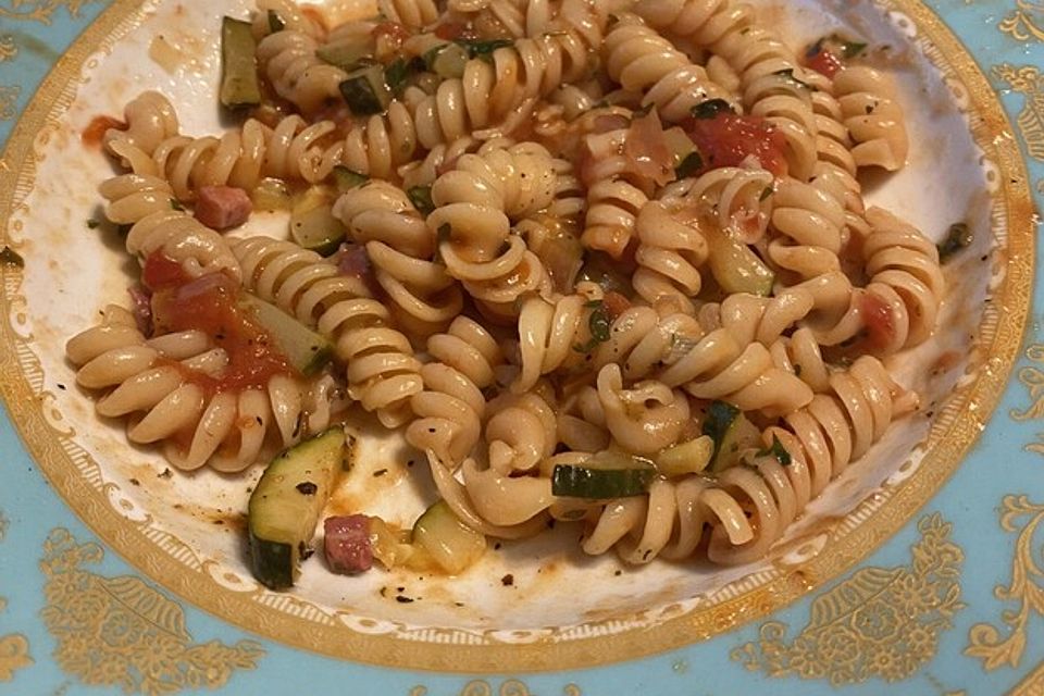 One Pot Pasta mit Zucchini, Tomaten und Parmesan