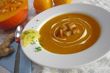 Kürbis-Orangen-Suppe mit Zimt-Croûtons