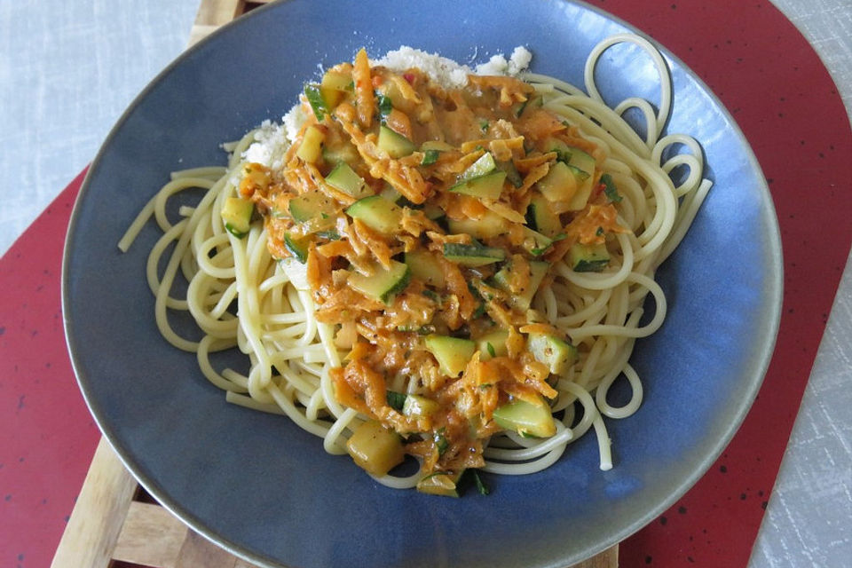 Spaghetti-Gemüse-Pfanne mit Karotten und Zucchini