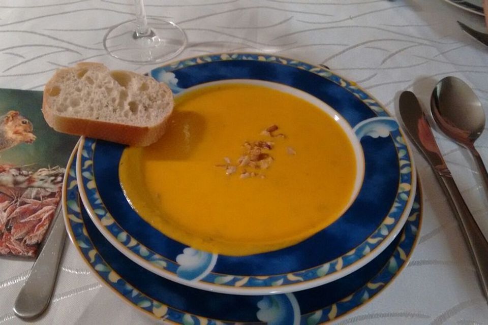 Kürbissuppe mit Schmelzkäse und Hackfleisch