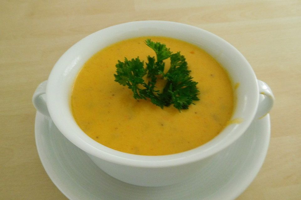 Kürbissuppe mit Schmelzkäse und Hackfleisch