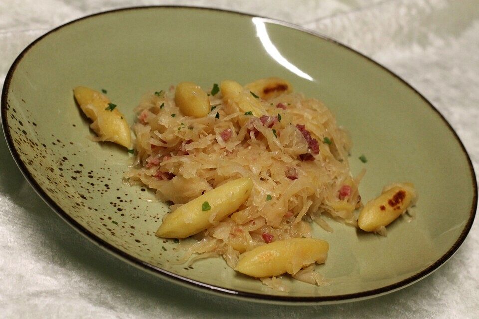 Apfelsauerkraut oder Ananassauerkraut mit Schupfnudeln