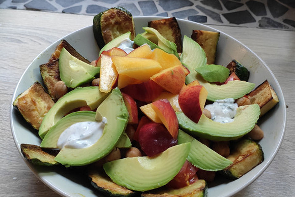 Zucchini-Kichererbsen-Avocadosalat