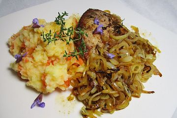 Kartoffel-Möhren-Apfel-Stampf mit Zwiebel-Thymian-Koteletts