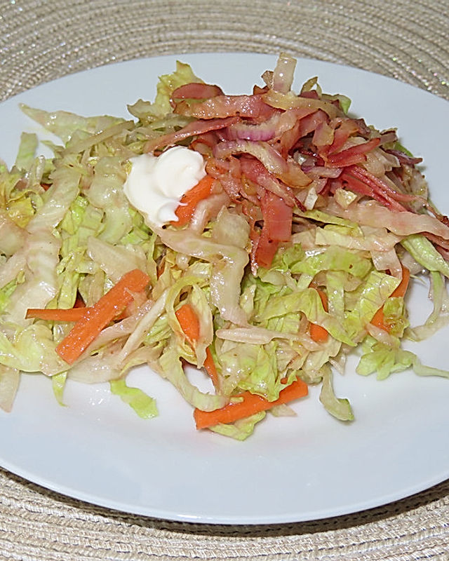 Eisberg - Karotten - Salat mit roten Zwiebeln und Bauchspeck