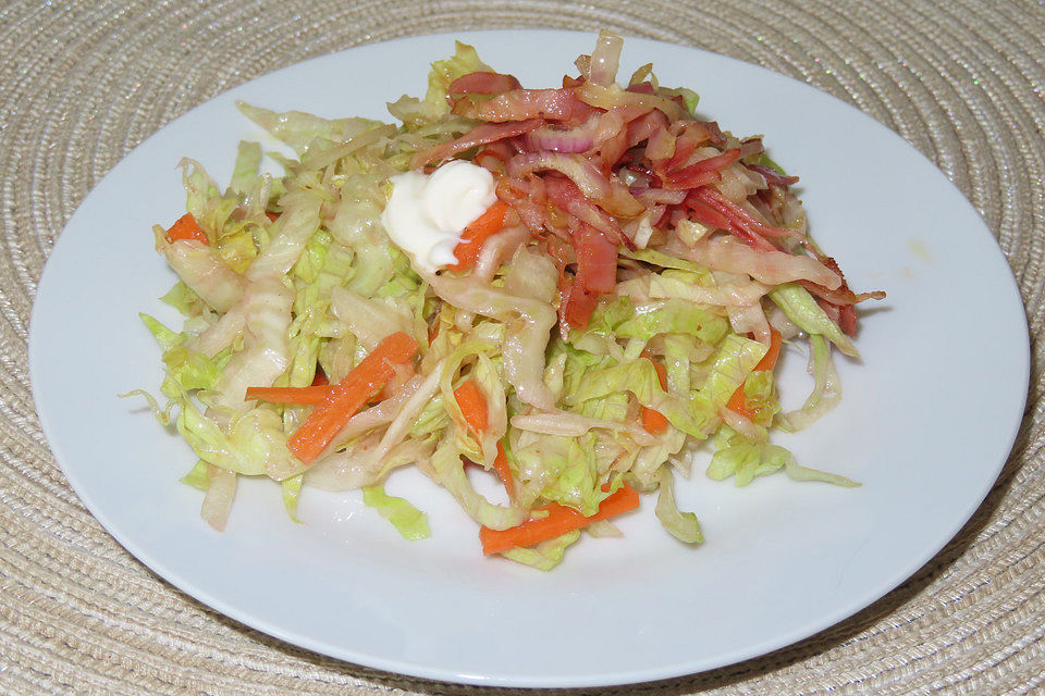 Eisberg - Karotten - Salat mit roten Zwiebeln und Bauchspeck