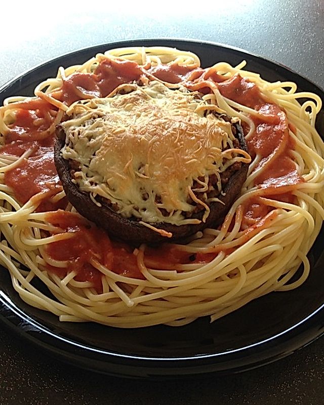 Überbackener Riesenchampignon im Spaghettinest