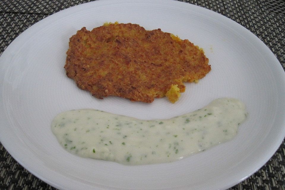 Gemüsepuffer vom Backblech mit Petersiliensauce