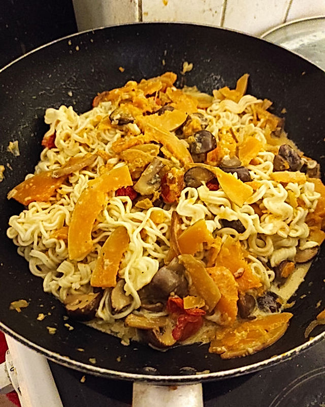 Mie-Nudeln mit Kürbis und Pilzen