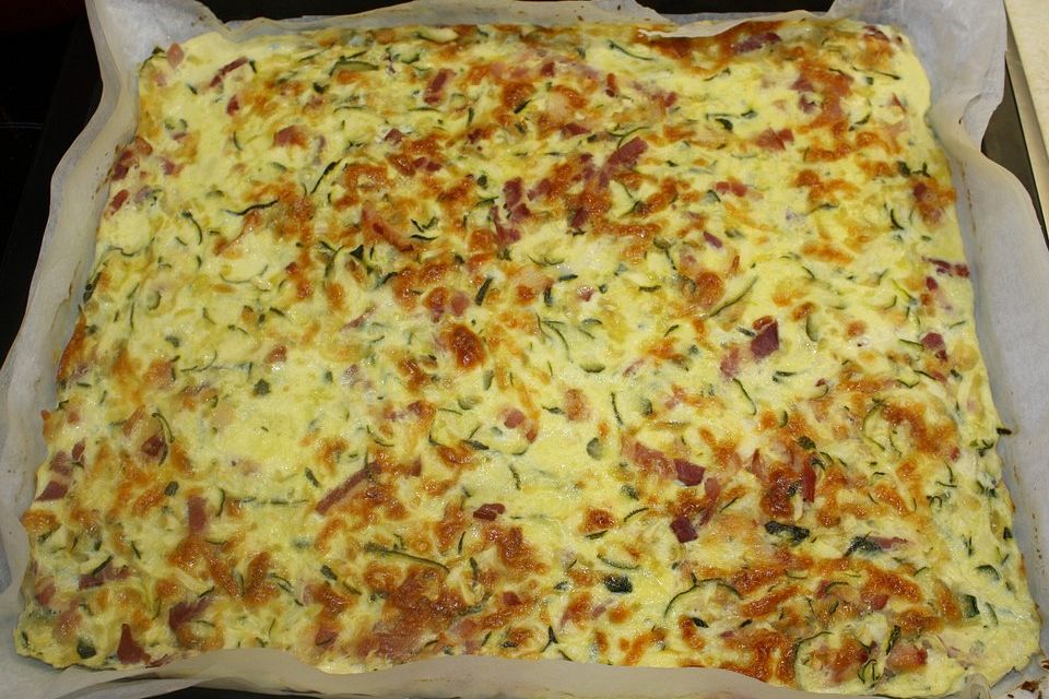 Zucchini-Eierkuchen mit Mozzarella und Speck