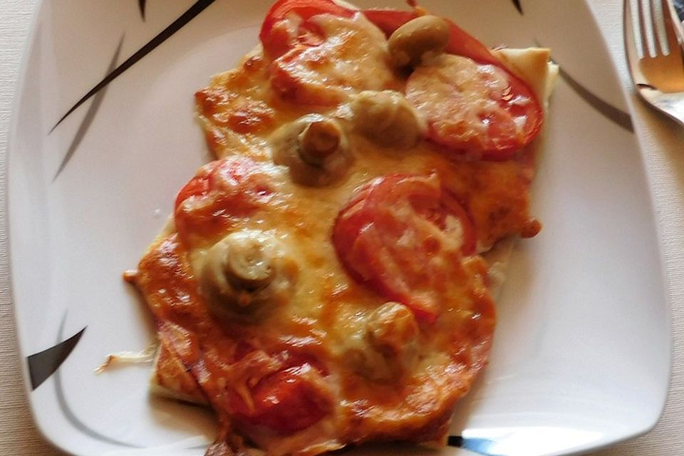 Blätterteigpizza Schinken-Champignon-Tomaten