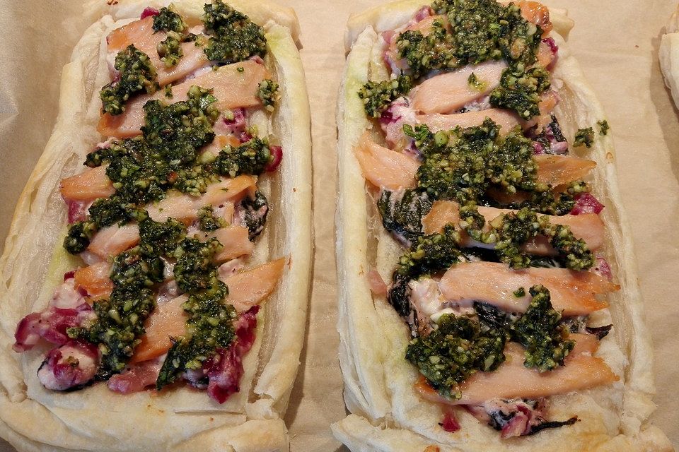 Blätterteig-Tartes mit Lachs und Pesto