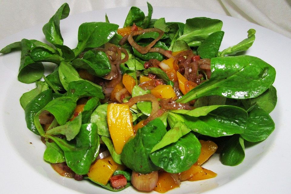 Mango-Feldsalat mit pikantem Speck-Zwiebel-Dressing