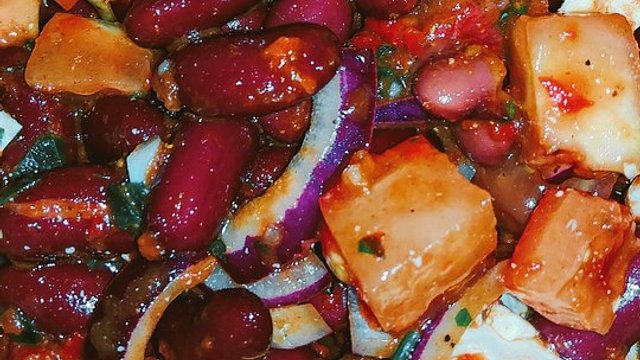 Kidneybohnensalat mit Ajvar und Feta von Trinkhörnchen