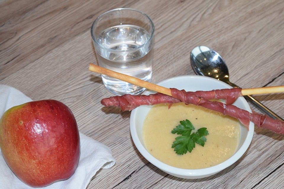 Apfel-Ingwer-Suppe mit geräucherter Entenbrust