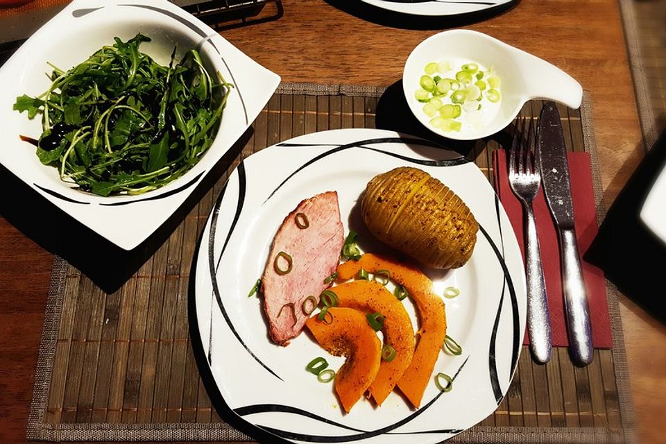 Kaiserbraten mit Kürbis, Hasselback-Kartoffeln, Joghurt-Dip und Feldsalat