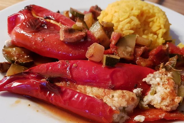 Mit Käse gefüllte Spitzpaprika auf Gemüsebett von agiagi2| Chefkoch