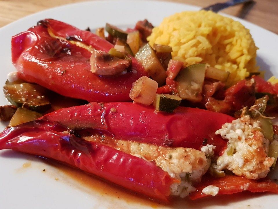 Mit Käse gefüllte Spitzpaprika auf Gemüsebett von agiagi2| Chefkoch