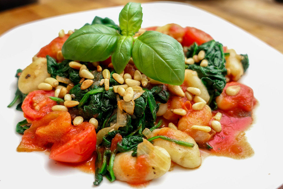 Vegane Gnocchi in Tomatensauce mit frischem Blattspinat