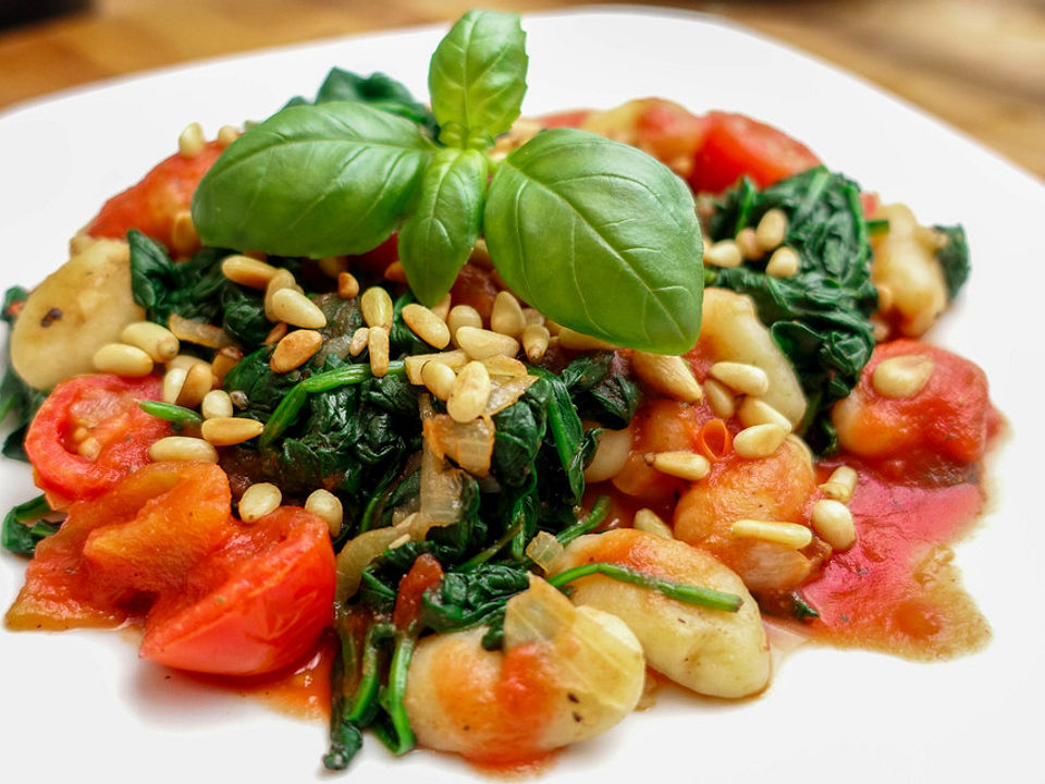 Vegane Gnocchi in Tomatensauce mit frischem Blattspinat von ...